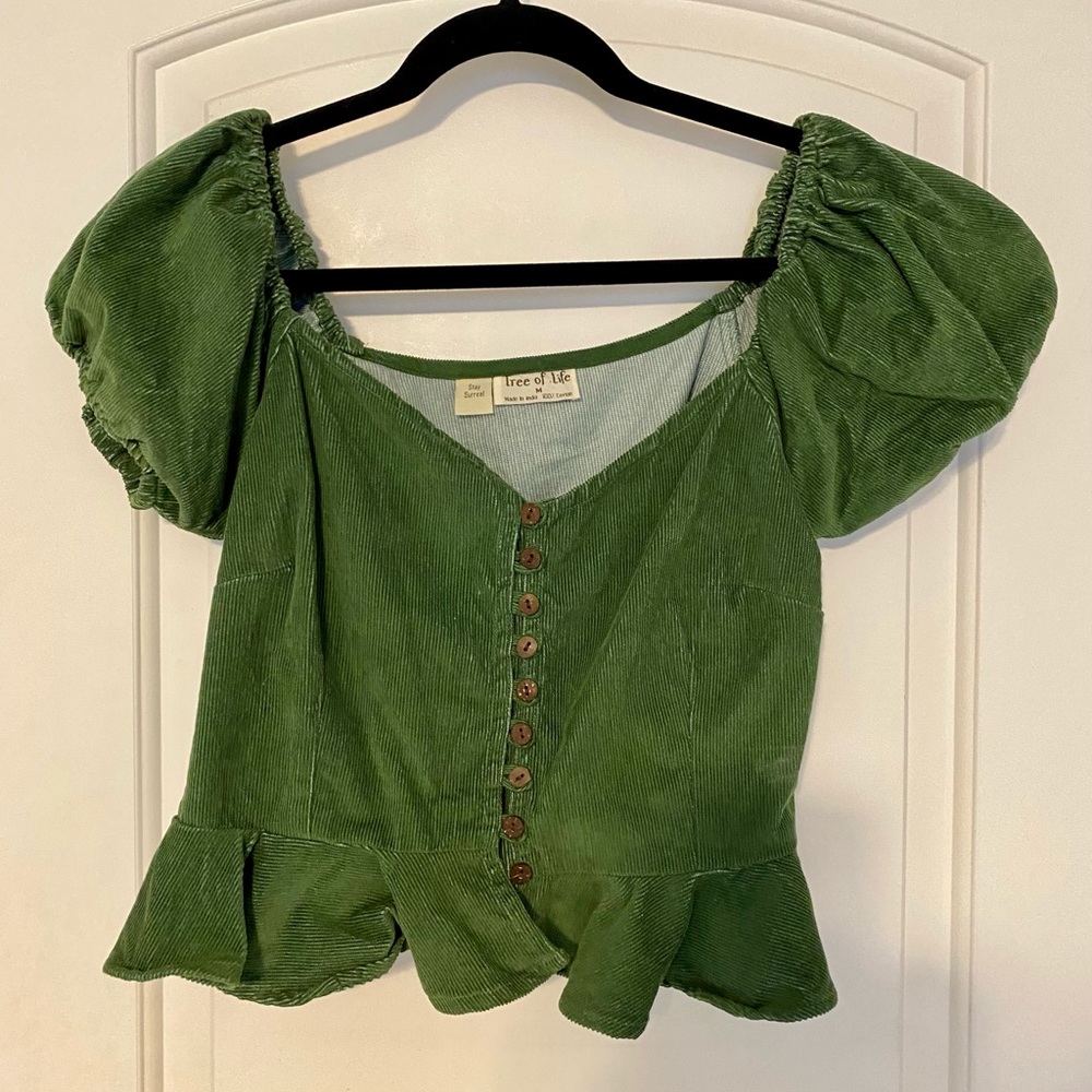 Green cropped peplum type shirt